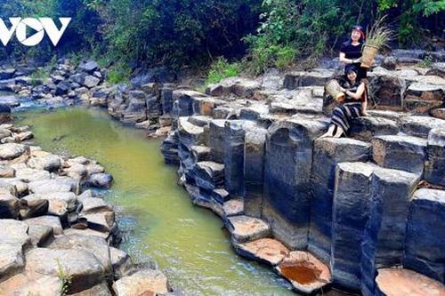 Mê đắm vẻ đẹp hoang sơ của suối đá núi lửa Ia Ruai ở Gia Lai