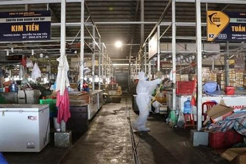 Hàng nghìn tấn hàng hóa 'bơ vơ' khi chợ đầu mối Bình Điền đóng cửa