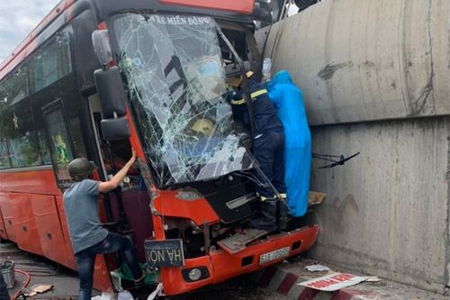 Xe khách mất lái, tông vào cầu vượt đèo Rù Rì