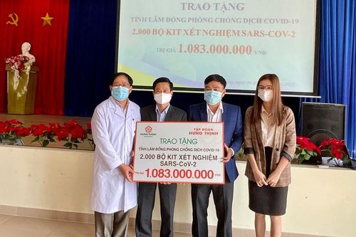 Tập đoàn Hưng Thịnh trao tặng Lâm Đồng 2.000 bộ kít xét nghiệm SARS-CoV-2