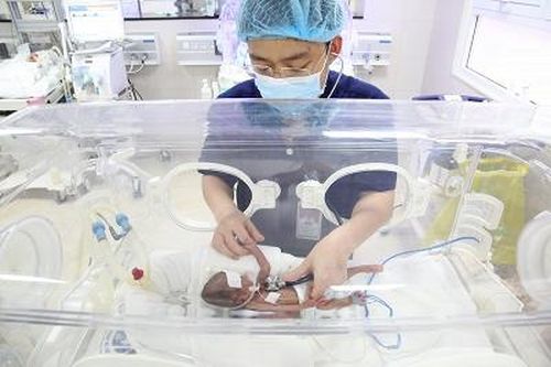 Nuôi dưỡng, điều trị trẻ sinh cực non, cân nặng 600 gram