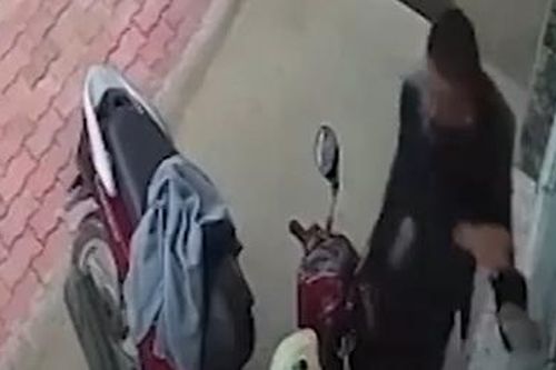 Táo tợn cột cửa văn phòng đất đai nhốt người phụ nữ để trộm xe SH