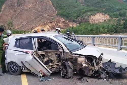 Cướp ô tô bỏ chạy rồi tự gây tai nạn khiến xe bẹp dúm