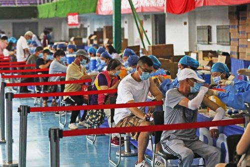 Các thành phố Trung Quốc đua tranh đạt miễn dịch cộng đồng