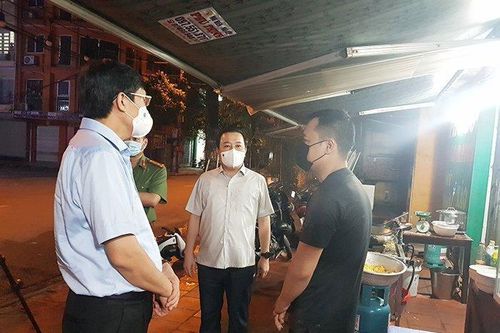 Nhà hàng ở Hà Nội bên ngoài đóng cửa, lén lút phục vụ khách bên trong