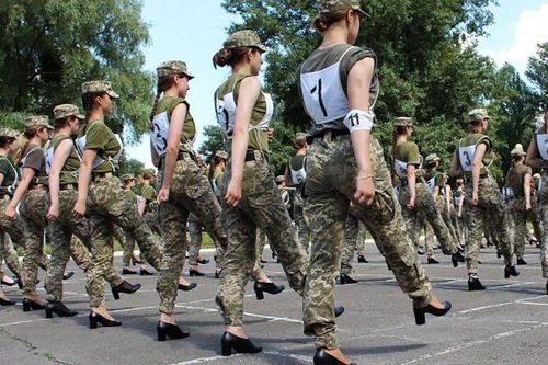 Quân đội Ukraine ngừng để nữ quân nhân duyệt binh trên giày cao gót