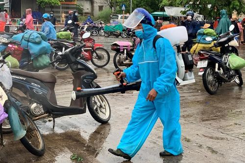 Tài xế chở rau củ dương tính SARS-CoV-2, chợ nông sản ở Quảng Ngãi bị phong tỏa
