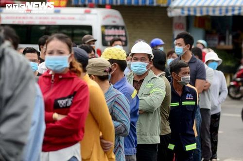 Người lao động TP.HCM nghỉ việc cả ngày trời để xếp hàng chờ xét nghiệm COVID-19