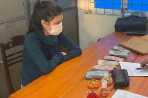 Mẹ vắng nhà, con gái thản nhiên mở két trộm gần 500 triệu rồi báo bị trộm