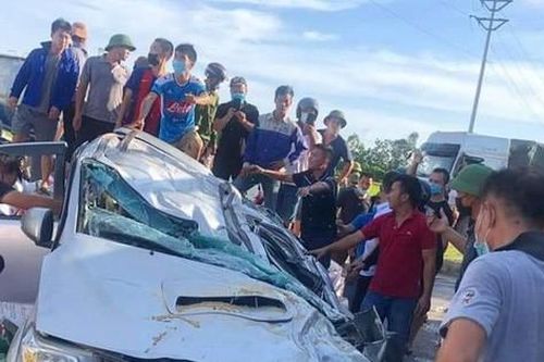 Tài xế may mắn thoát chết sau tai nạn kinh hoàng, cảm kích quỳ biết ơn người dân ứng cứu