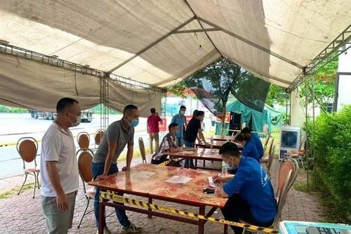Lào Cai khẩn tìm người liên quan đến chuyến bay có ca mắc COVID-19