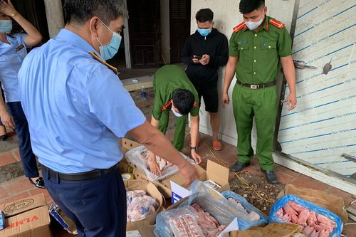 Đột kích cơ sở kinh doanh, phát hiện gần 3.000 kg thực phẩm không rõ nguồn gốc