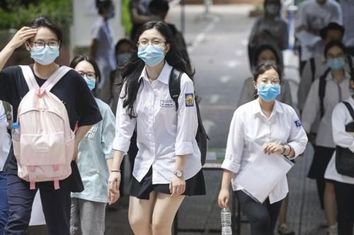 Thí sinh 'thở phào' sau khi hoàn thành môn thi đầu tiên
