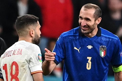 Chiêu trò của Chiellini với Alba
