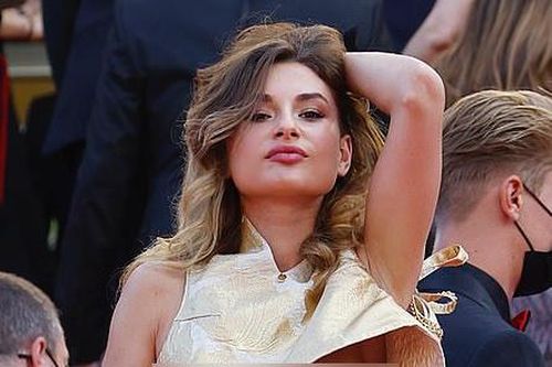 Khách mời tạo dáng phản cảm trên thảm đỏ LHP Cannes 2021