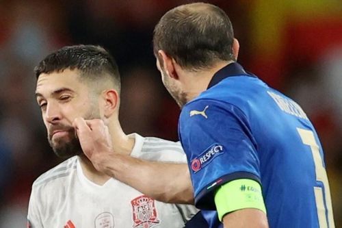 Chiellini ra đòn tâm lý với Alba trước loạt luân lưu