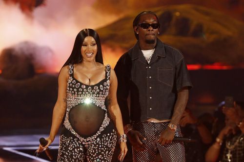 Cardi B bị chỉ trích vì mặc đồ bó sát khi mang thai