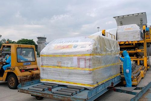 Hơn 97.000 liều vaccine Pfizer về đến Việt Nam