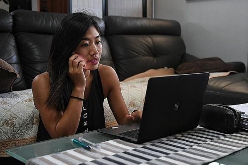 Người Thái kiệt sức vì họp lúc 19h, bị theo dõi khi làm việc tại nhà