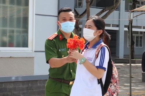 Chiến sĩ công an kết hoa phượng tặng nữ sinh thi THPT quốc gia