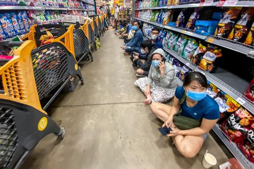 Ngồi la liệt trong siêu thị chờ thanh toán ở TP.HCM