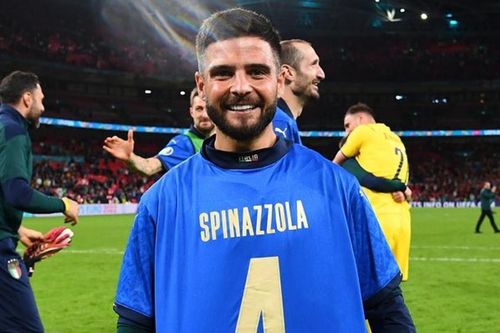 CĐV quá khích lao vào ăn mừng cùng tuyển Italy