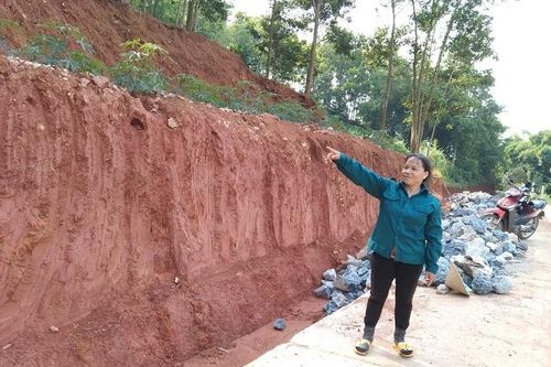 Gia đình nông dân hai lần hiến đất làm đường