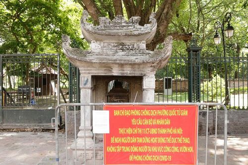 Di tích Văn Miếu - Quốc Tử Giám nhắc người dân không đặt lễ tại bia Hạ Mã
