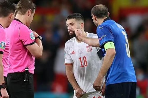 Chiellini gây sốc khi 'đẩy, dí nắm đấm rồi ôm chặt' Alba trước loạt đá luân lưu
