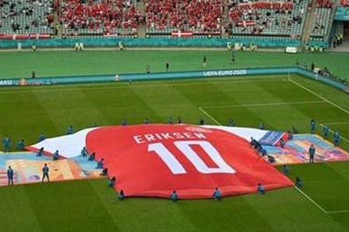 C.Eriksen và nhóm y tế được mời dự chung kết