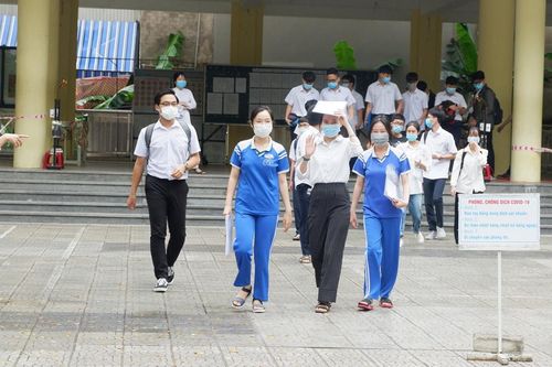 Ngày thi đầu tiên Kỳ thi Tốt nghiệp THPT 2021 tại Đà Nẵng: Thí sinh thú vị với đề Ngữ Văn đề cập về tình yêu đôi lứa & lẽ sống cống hiến