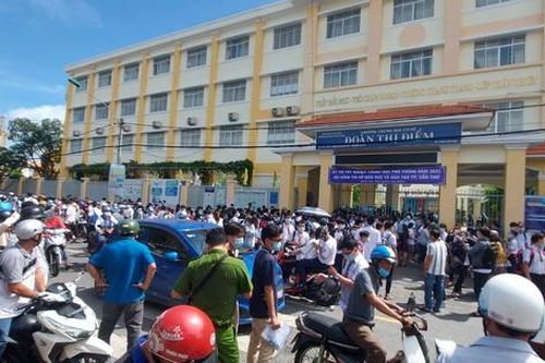 Cần Thơ: Xuất hiện tình trạng tập trung đông người tại điểm thi