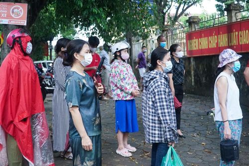 Xúc cảm ngày đưa con tới trường thi