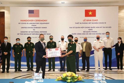Quân đội Mỹ hỗ trợ thiết bị xét nghiệm Covid-19 cho Việt Nam