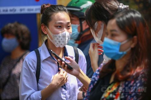 Kết thúc bài thi môn văn, nhiều thí sinh ôn 'lệch tủ' nhưng vẫn tự tin đạt kết quả tốt