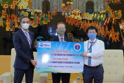 Việt Nam vừa tiếp nhận hơn 97.000 liều vắc xin Pfizer của Mỹ