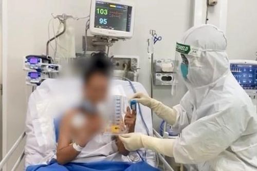 Hai bệnh nhân mắc COVID-19 từng nguy kịch đã vượt qua 'cửa tử'