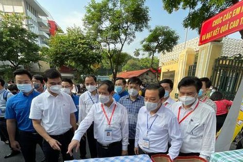 Bộ trưởng Nguyễn Kim Sơn kiểm tra điểm thi, động viên thí sinh thi tốt nghiệp THPT
