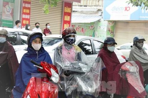 Hình ảnh xúc động: Bồn chồn đội mưa chờ con làm bài thi