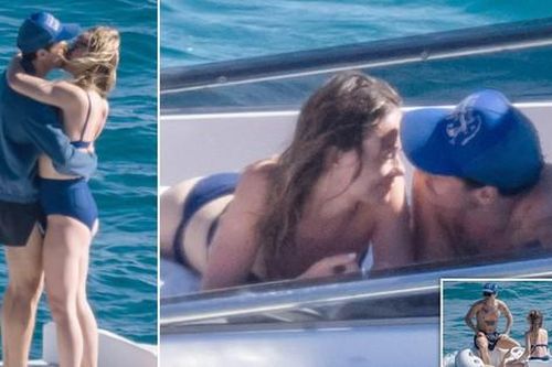 Harry Styles 'khóa môi' nồng nàn bạn gái hơn 10 tuổi là vợ cũ Hoàng tử Ý