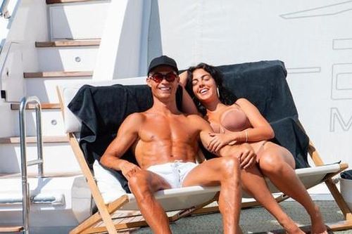 Ronaldo khoe cơ bụng '6 múi' bên bạn gái 9x diện bikini 'bốc lửa'