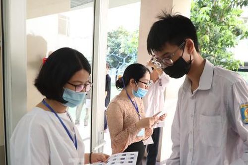 9 thí sinh bị đình chỉ thi trong ngày thi đầu tiên, đề Toán phân hóa tốt