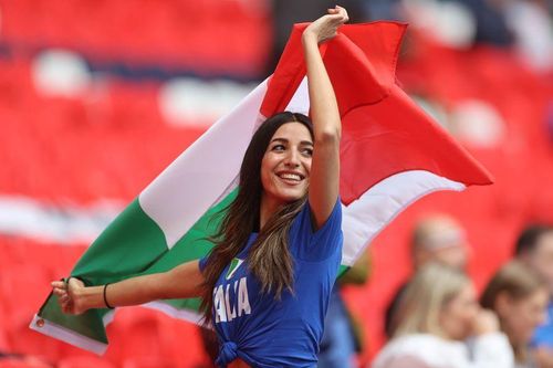 Fan nữ Italy đẹp hút hồn trên khán đài sân Wembley