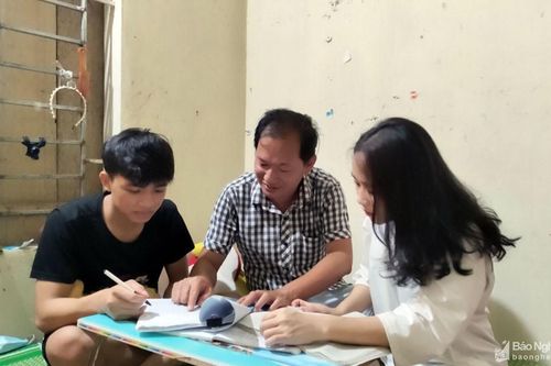 Thầy giáo vùng cao Nghệ An 'nuôi trọ' và lập đội phản ứng nhanh hỗ trợ thí sinh