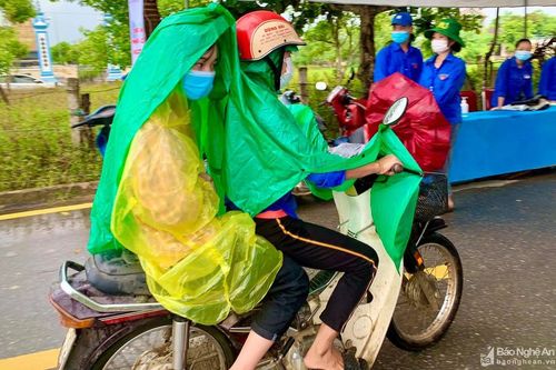 Phụ huynh Nghệ An 'chấp' mưa lớn đưa đón thí sinh đi thi