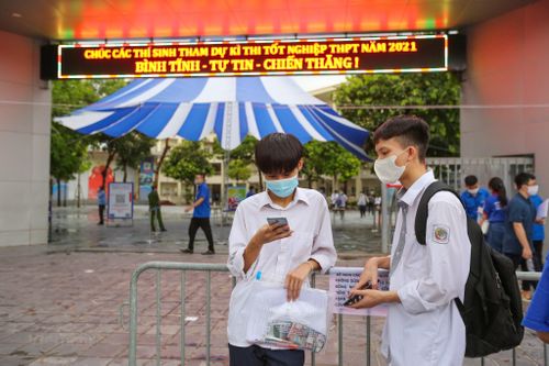 Thí sinh kết thúc ngày thi đầu tiên, môn Toán có tính phân loại cao