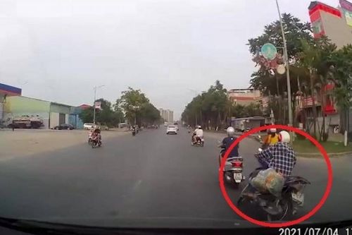 Lái xe máy gặp nạn vì thiếu quan sát