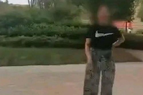 Chó cưng cắn trẻ hàng xóm, người chủ không nhận lỗi còn chửi lại: 'Con cô sao đáng giá bằng chó của tôi'