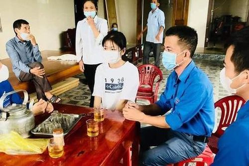 Đang thi môn Văn thì bố đột ngột qua đời, nữ sinh nén đau thương dự thi môn tiếp theo