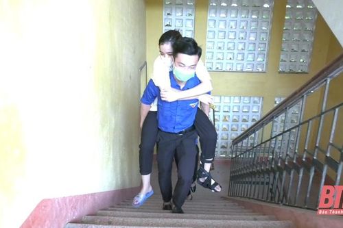 Nữ sinh bị tai nạn, được đội tình nguyện đưa đón đi thi